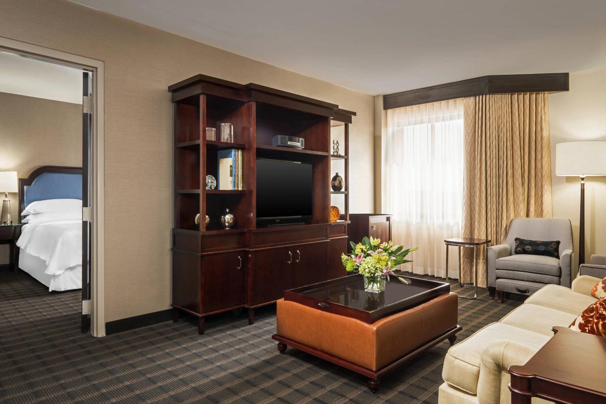 Sheraton Airport Hotel 4*